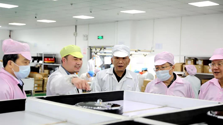 省人大常委會(huì)委員、省人大財(cái)政經(jīng)濟(jì)委員會(huì)主任委員張亦賢一行調(diào)研炬神電子